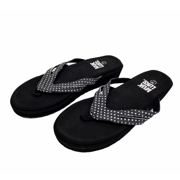 New Women's Muk Luks Sandals Black Polka Dot Halley Flip Flops 7 - Picture 1 of 6